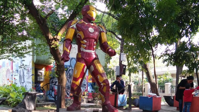 Patung Iron Man Menjadi Ikonik di Taman Superhero