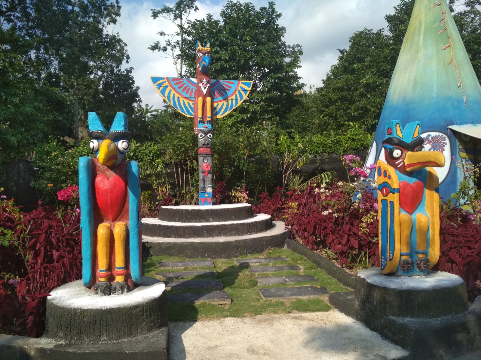 Patung khas suku Indian Kampung Indian Kediri