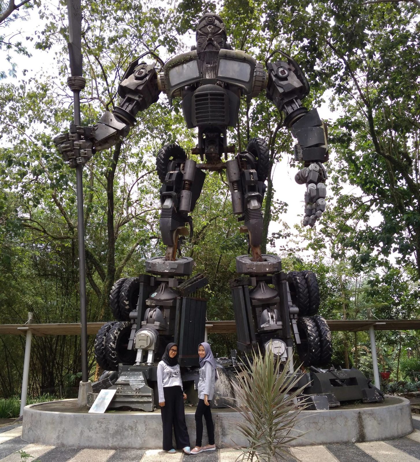 patung robot dari bahan bekas