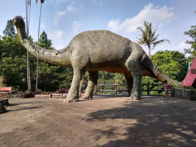 Pengunjung dapat berfoto di replika dinosaurus taman rekreasi tlogomas