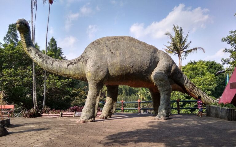 Pengunjung dapat berfoto di replika dinosaurus