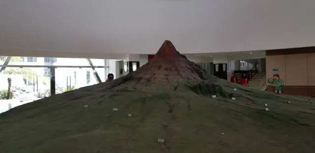 Replika gunung merapi di dalam museum merapi