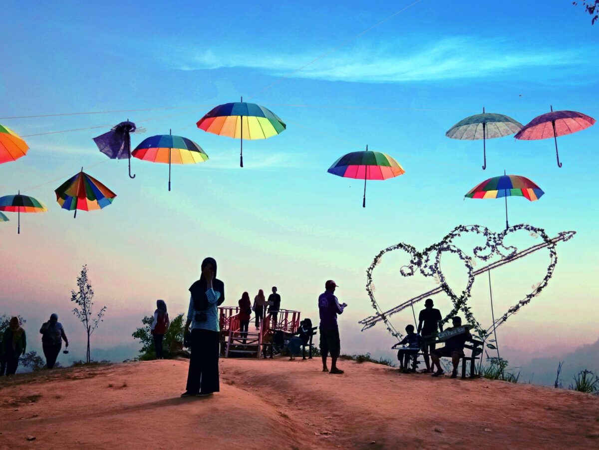 Berbagai spot foto bertema cinta di Bukit Cinta Watu Prahu
