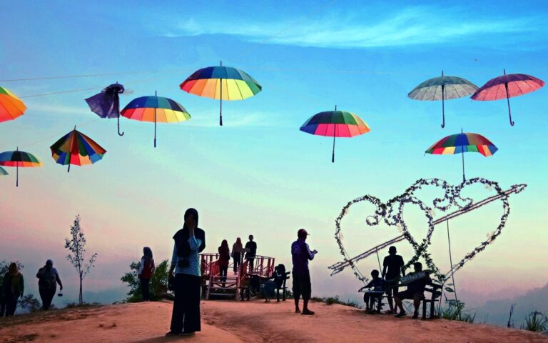 Berbagai spot foto bertema cinta di Bukit Cinta Watu Prahu