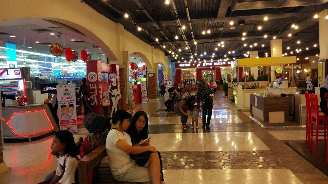 Toko di dalam Paris Van Java Mall