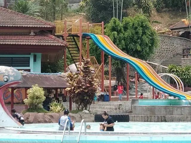Wahana permainan air di taman rekreasi tlogomas