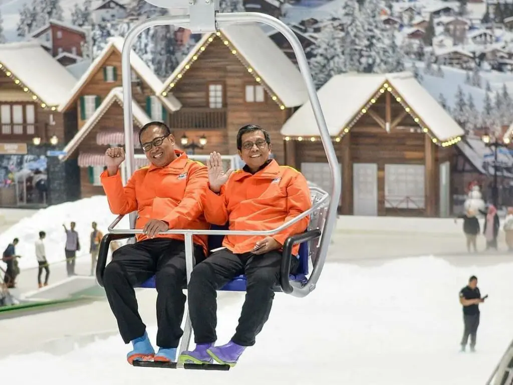 wahana chair lift trans snow world