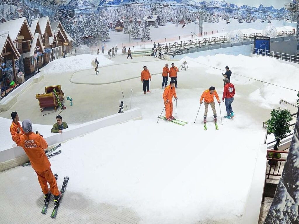 bermain ski di dunia salju bekasi