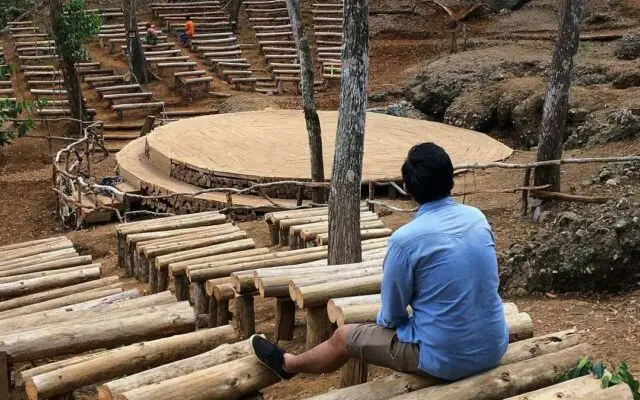panggung alam dari kayu