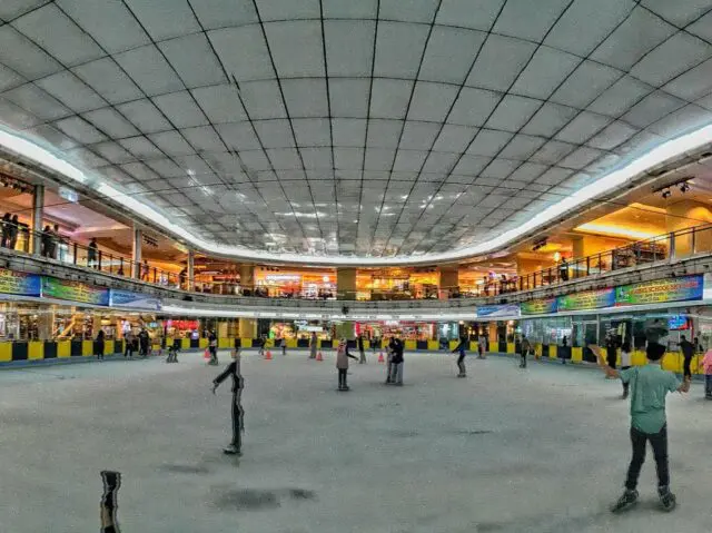 Arena ice skating di Sky Rink