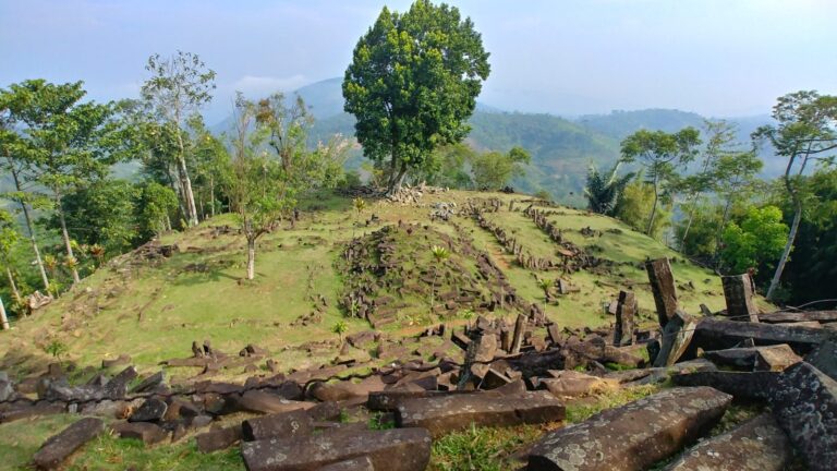 SITUS GUNUNG PADANG Tiket Masuk Dan Pesona - Desember 2024