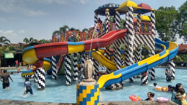 wahana peluncuran air anak-anak Waterpark Ceria Depok