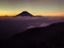 Golden sunrise bukit sikunir dieng