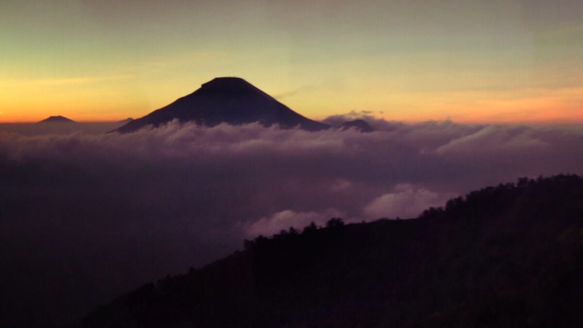 Golden sunrise bukit sikunir dieng