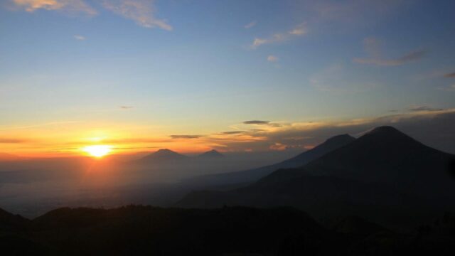 Golden sunrise Gunung Prau datarang tinggi dieng