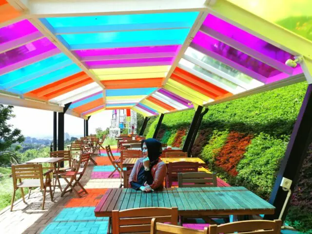 Kafe dengan Atap Warna - Warni yang Unik
