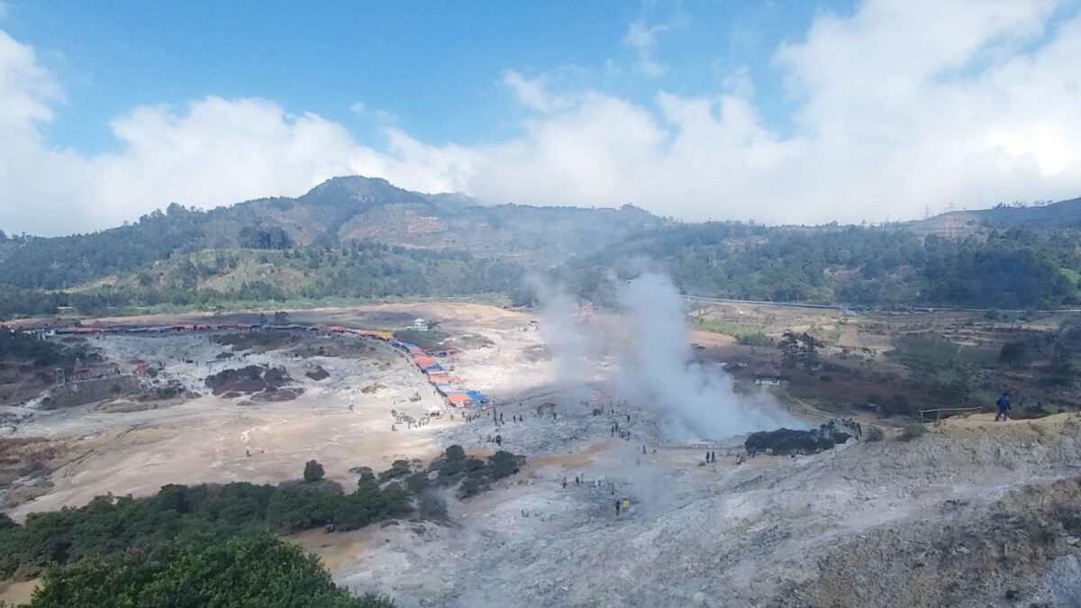 keindahan area kawah sikidang dieng