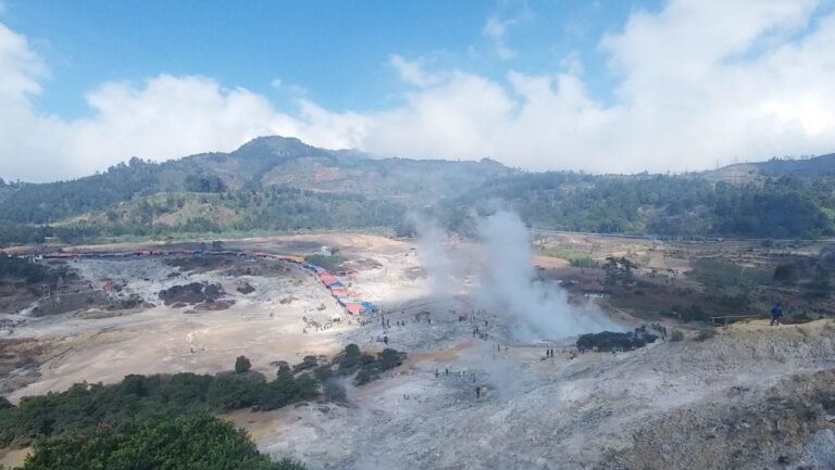 keindahan area kawah sikidang dieng