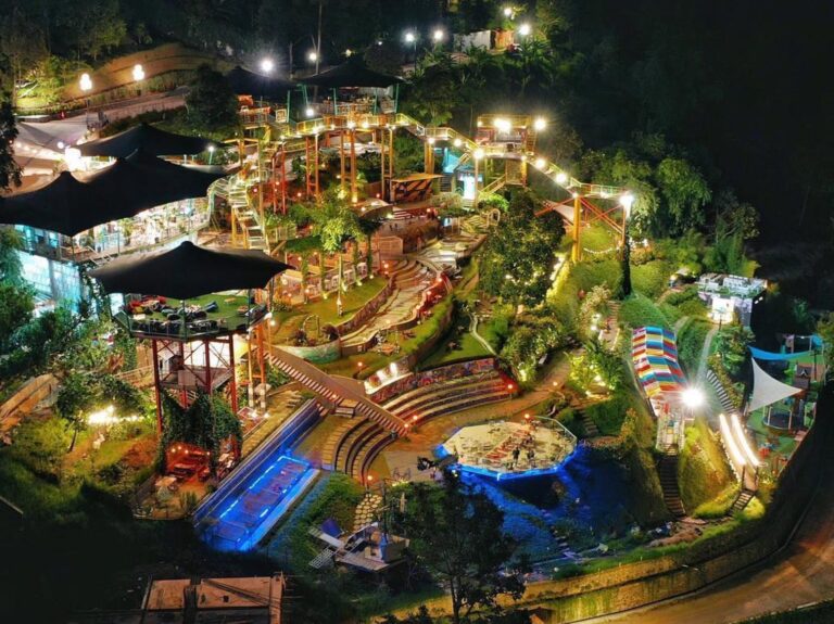 Kawasan wisata D'Dieuland Lembang Bandung malam hari.