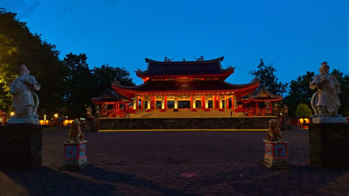Suasana malam klenteng sam po kong
