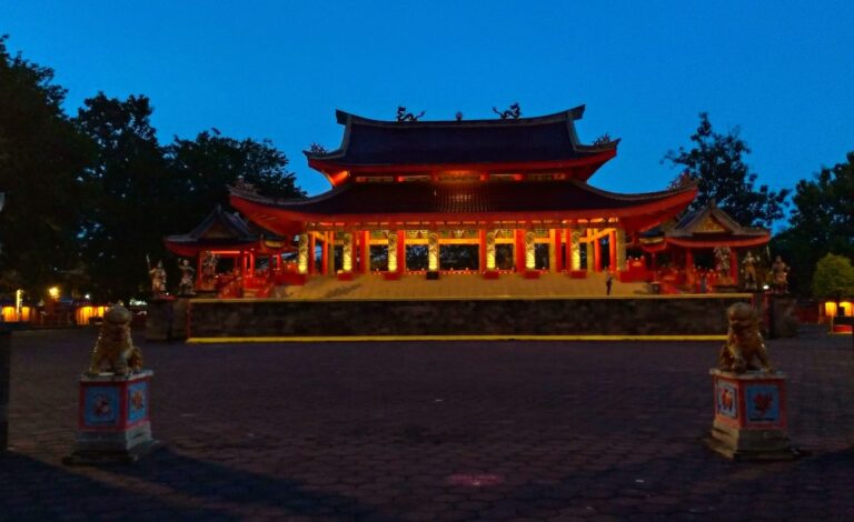 Suasana malam klenteng sam po kong
