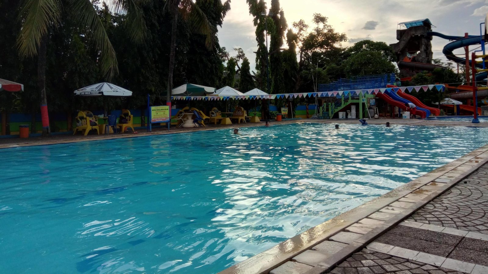 Kolam Renang di Fun Park Waterboom Bekasi