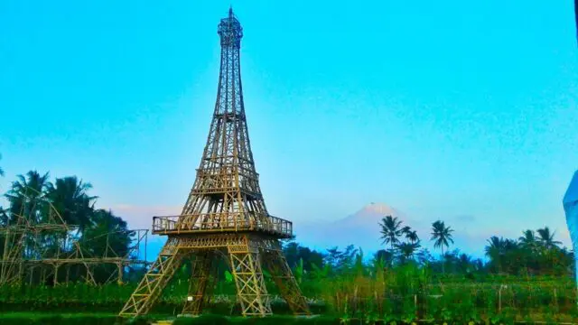 replika menara eiffel bambu taman wisata papringan magelang
