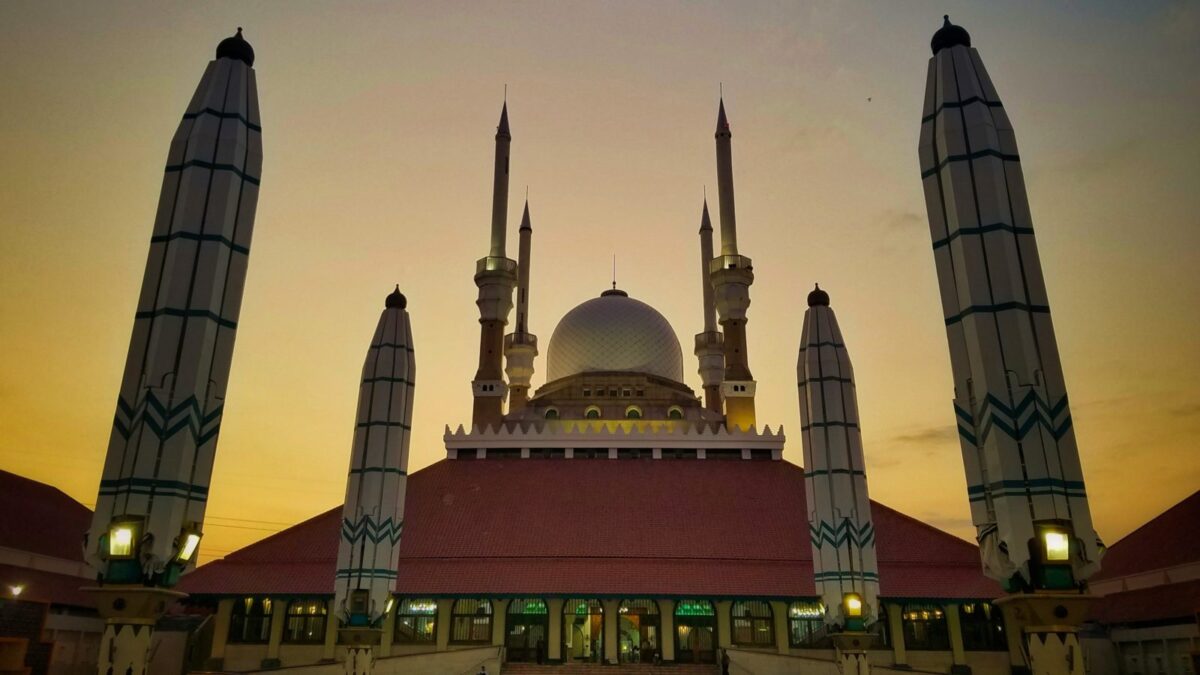 bangunan mesjid agung jawa tengah