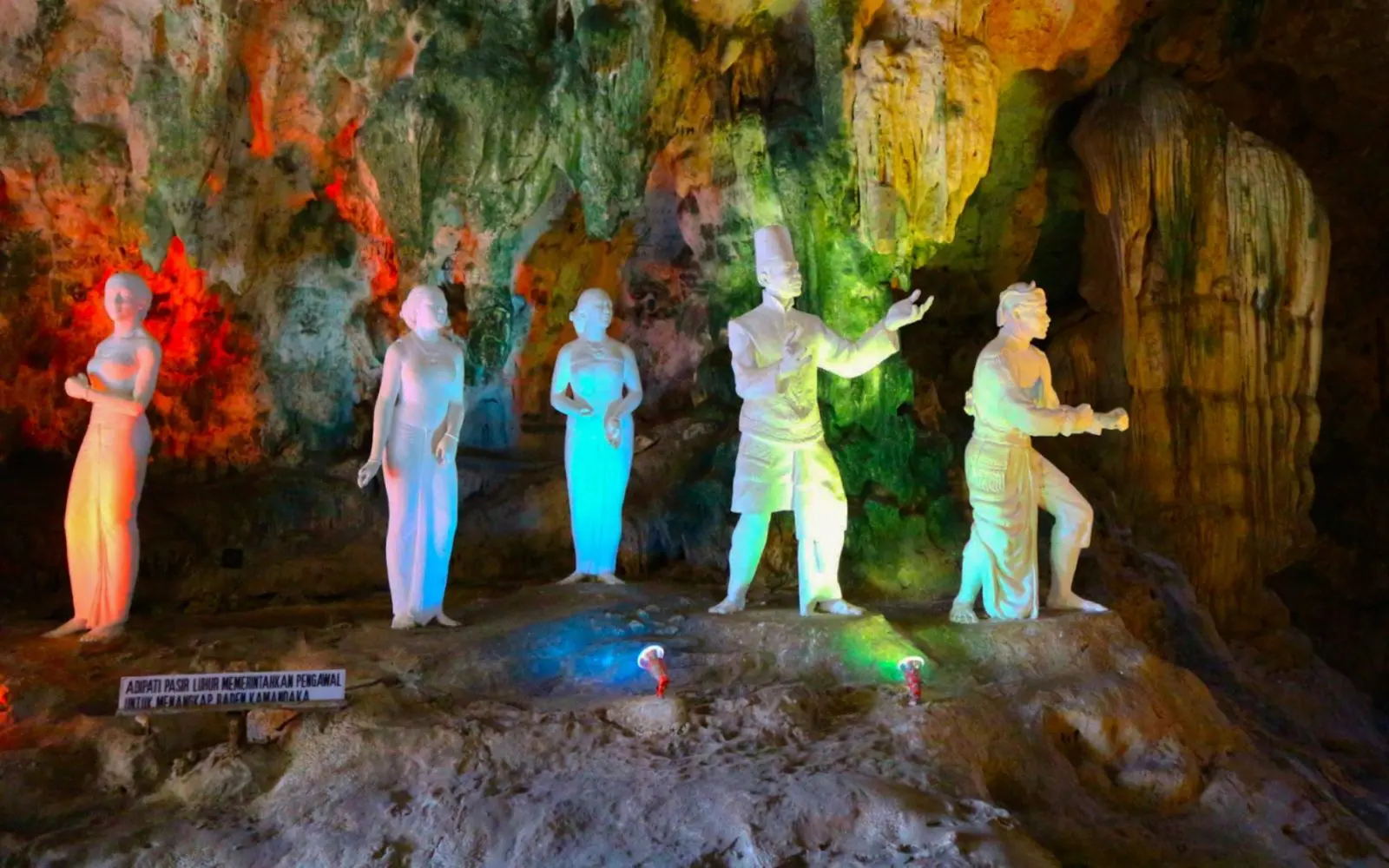 patung diorama dalam gua