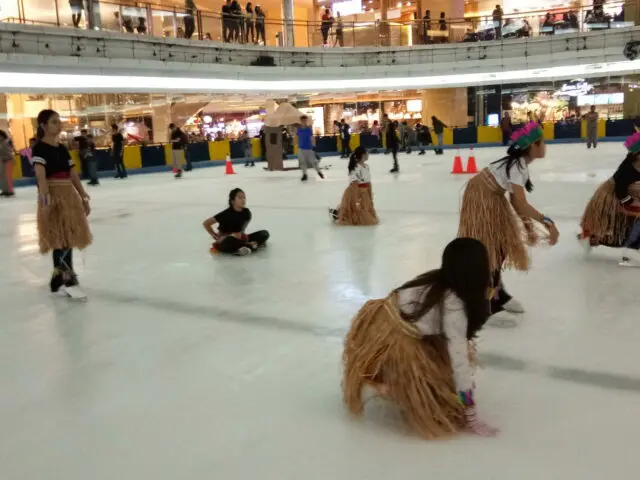Pemain ice skating profesional yang sedang unjuk gigi
