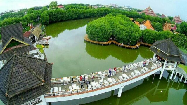 Pemandangan Miniatur Laut Jawa dengan Mangrove Trekking dan Cafe Jembatan Harapan di Maerakaca PRPP Semarang