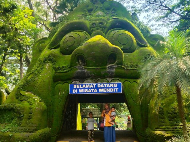 pintu masuk taman
