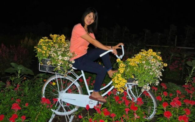 sepeda yang dihias bunga