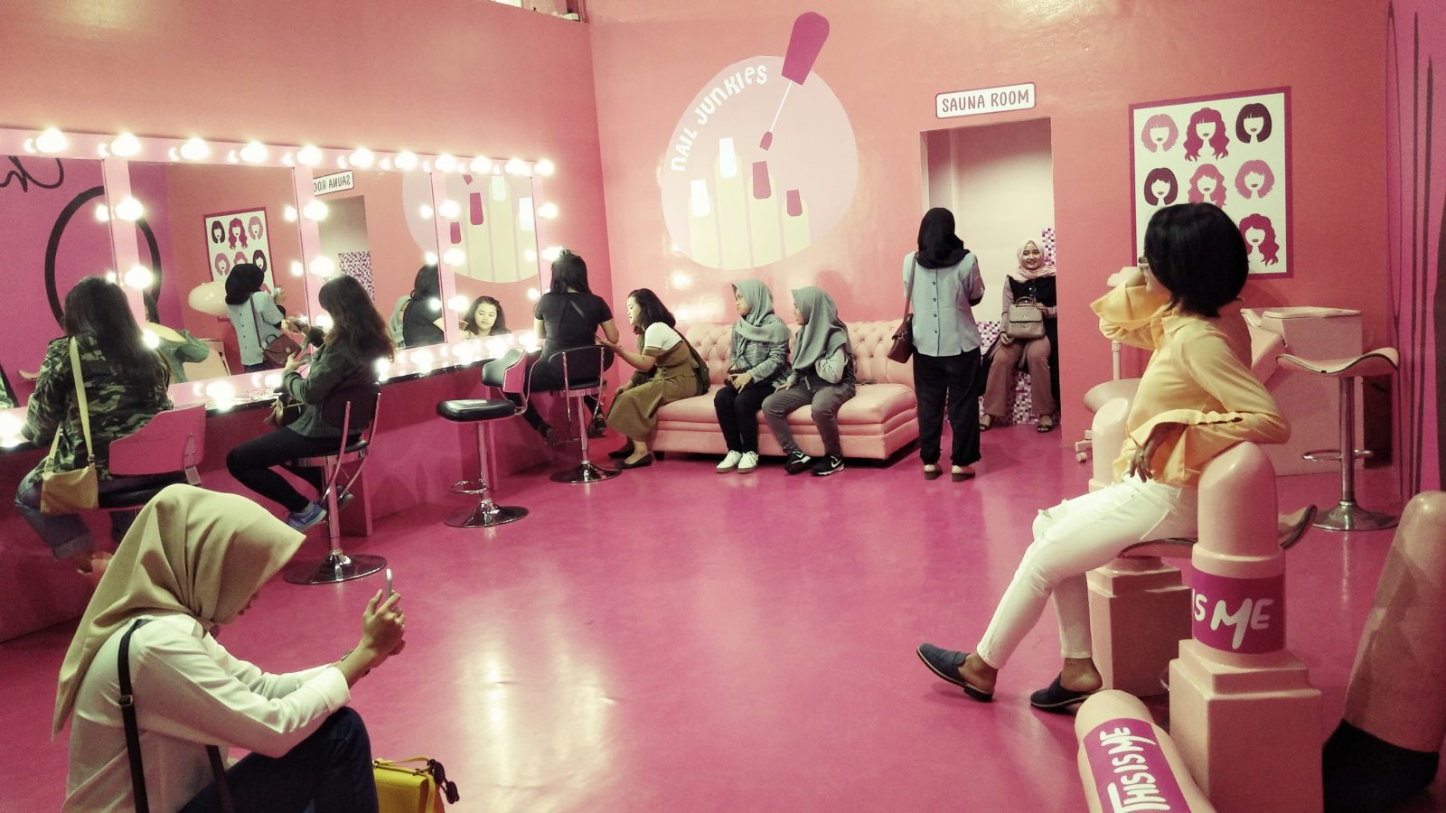 salon kecantikan berwarna pink This Is Me Bandung