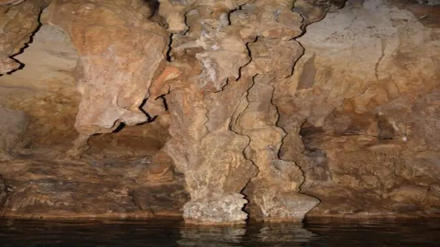 Stalagtig dan stalagmit Goa Pindul
