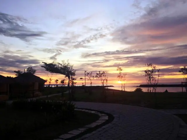 sunset di pantai coconut island carita