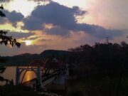 menikmati sunset dari jembatan akses