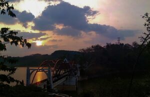 menikmati sunset dari jembatan akses