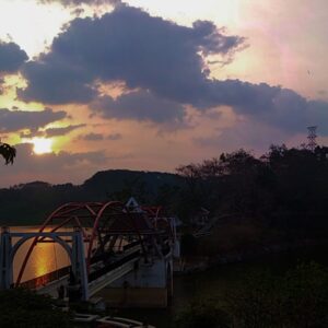 menikmati sunset dari jembatan akses