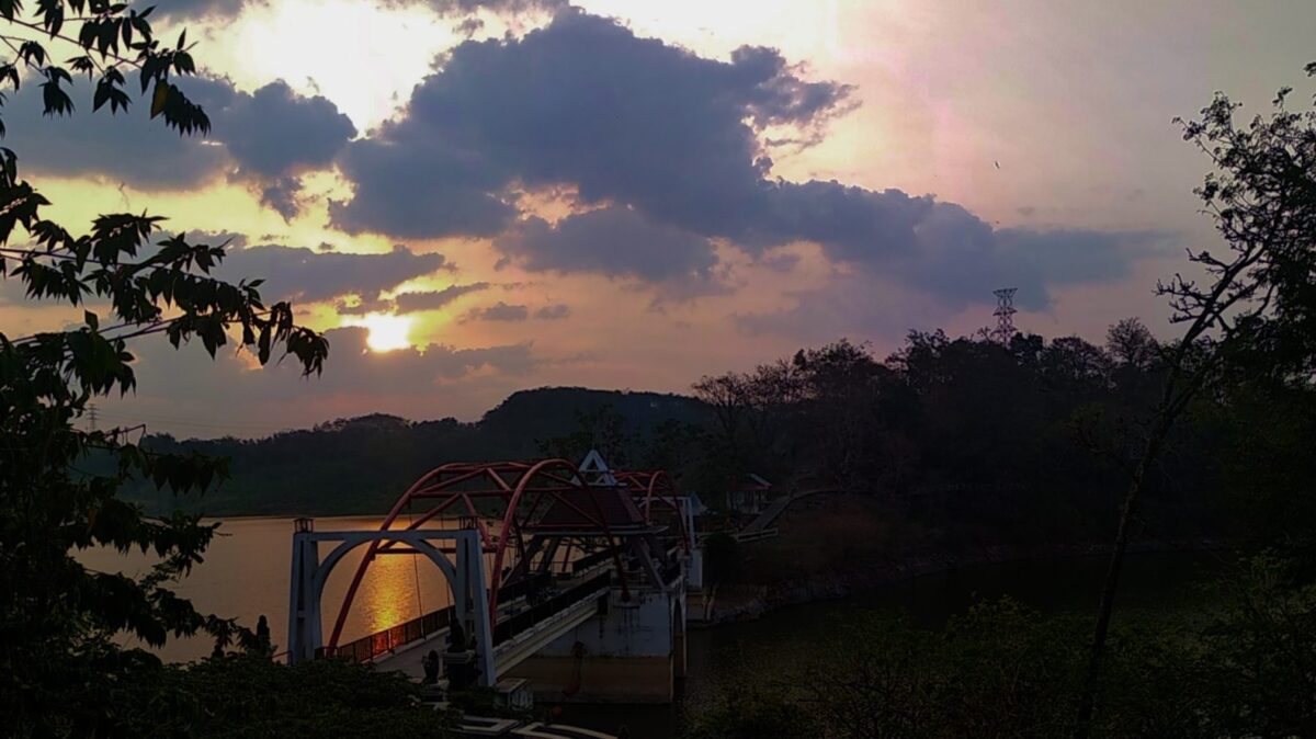 menikmati sunset dari jembatan akses
