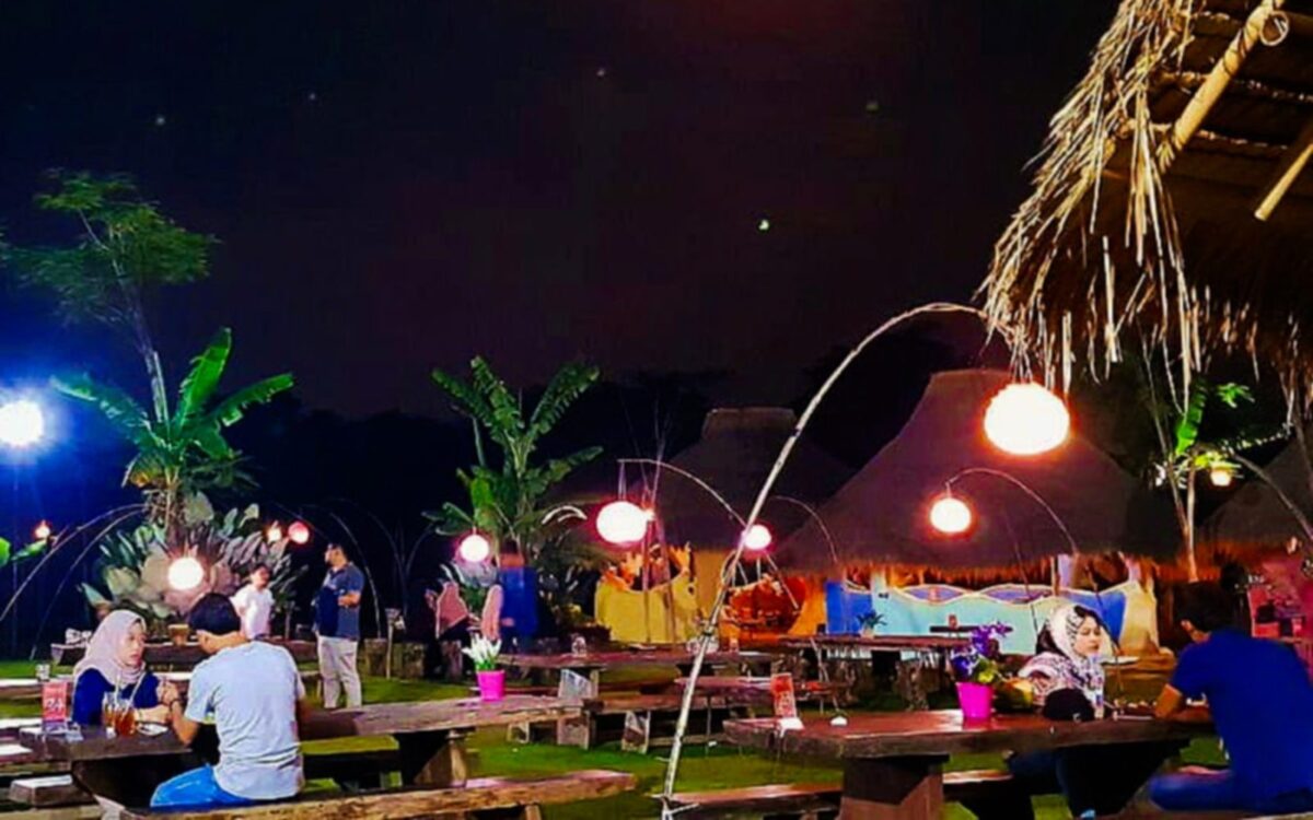 suasana romatis restoran hobbit hill cileungsi malam hari