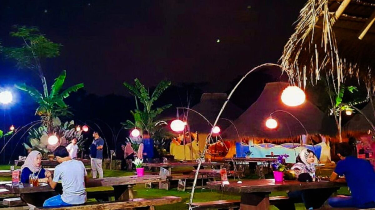 suasana romatis restoran hobbit hill cileungsi malam hari