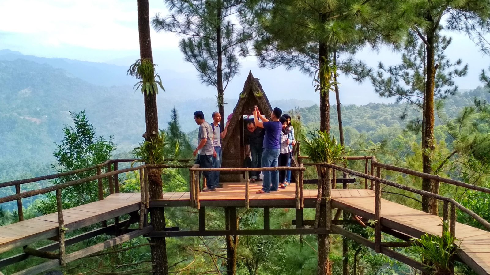 rumah pohon di tebing Wisata Panorama Pabangbon