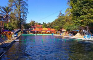 wahana kolam dan peluncuran water park