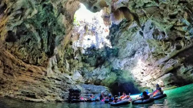 wisatawan sedang melakukan cave tubing di Goa Pindul