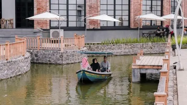 jalur kanal ala Venesia ini, wisatawan bisa naik perahu mengitari kanal di The Village Baturaden Purwokerto
