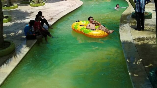 bersantai wahana kolam arus