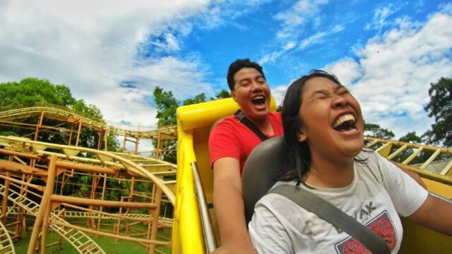 wahana roller coaster 