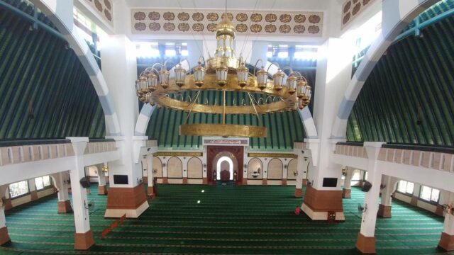 ruang utama masjid