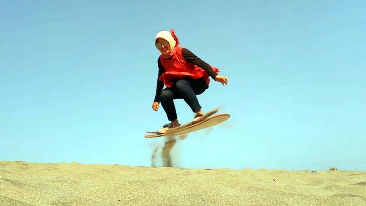 aktivitas sandboarding di gumuk pasir parangkusumo